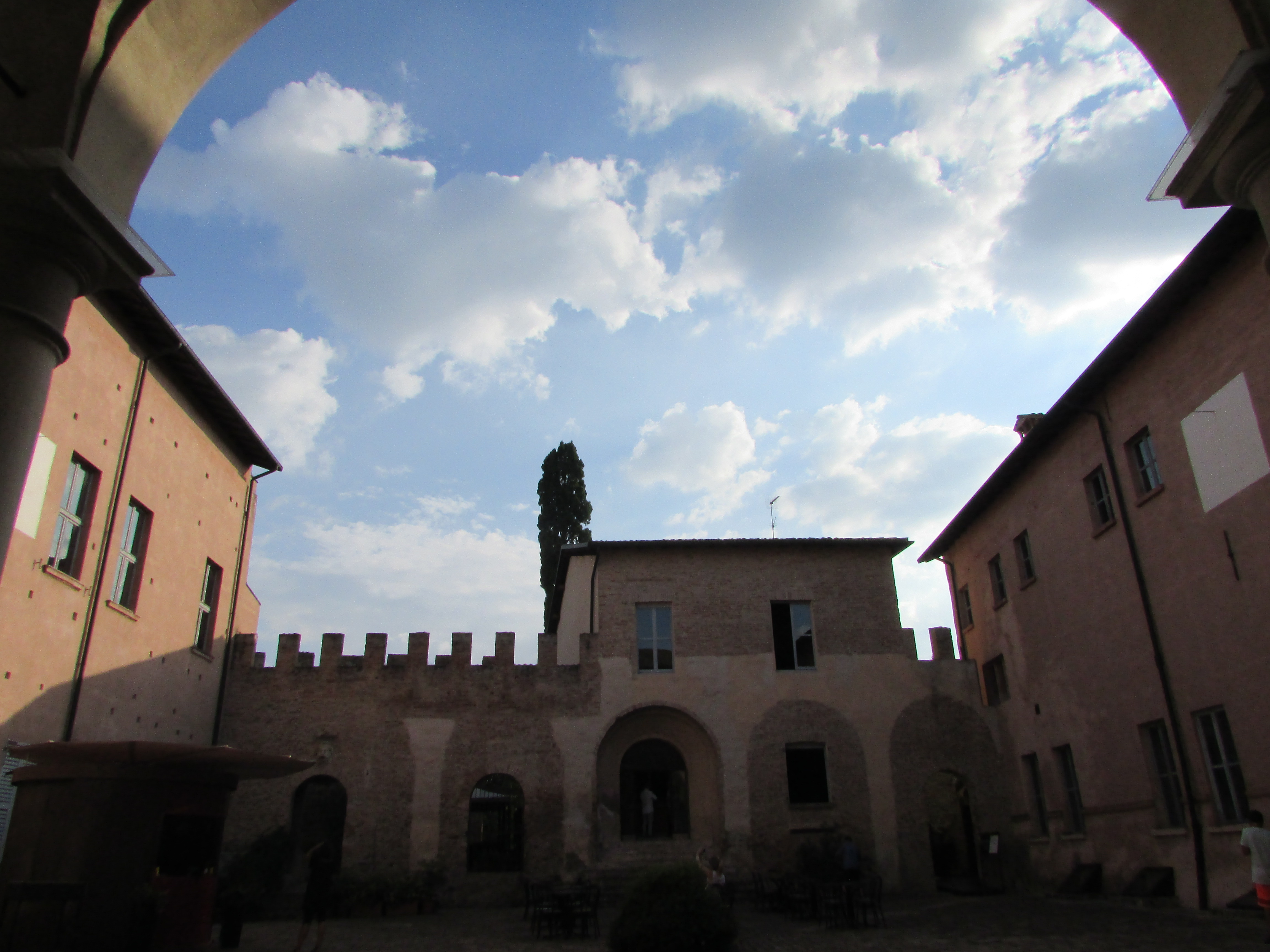 Castello_Spezzano6.jpg