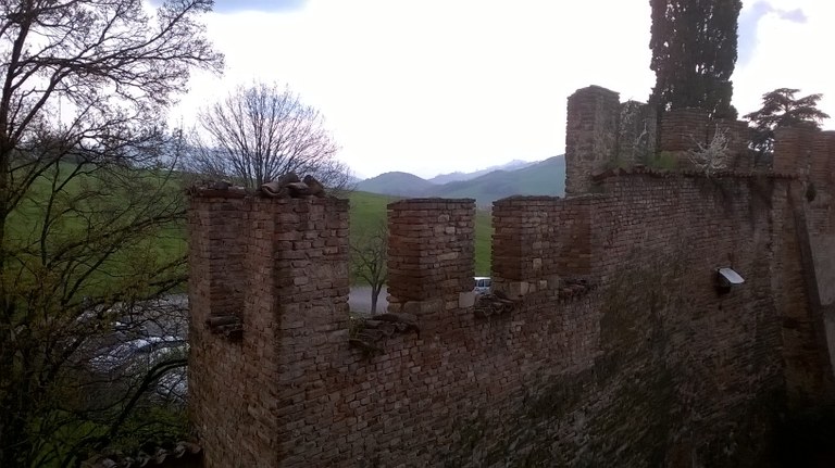 Castello merlatura pasqua 2016.jpg