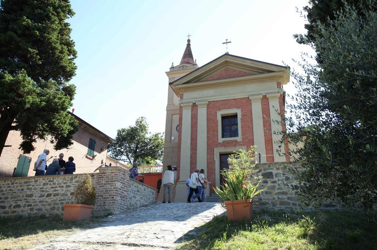 chiesa e scalinata Nirano.JPG